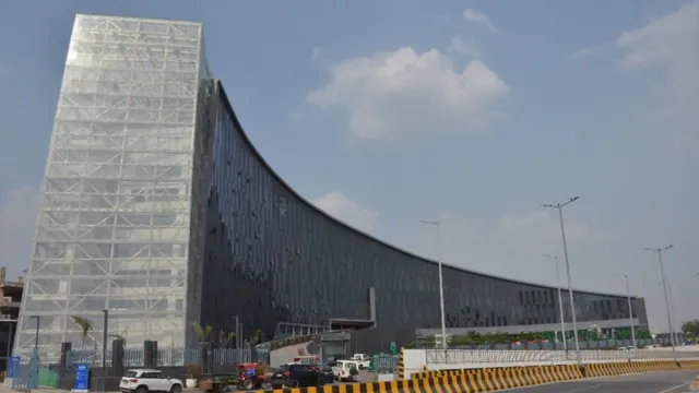 नोएडा प्राधिकरण का बड़ा एक्शन: सफाई में लापरवाही पर 3 सुपरवाइजरों की नौकरी गई, अधिकारियों का वेतन भी कटा