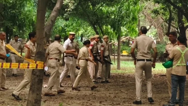 छेड़खानी का विरोध पड़ा भारी, पार्क में युवक की चाकू मारकर हत्या; महिला गंभीर घायल