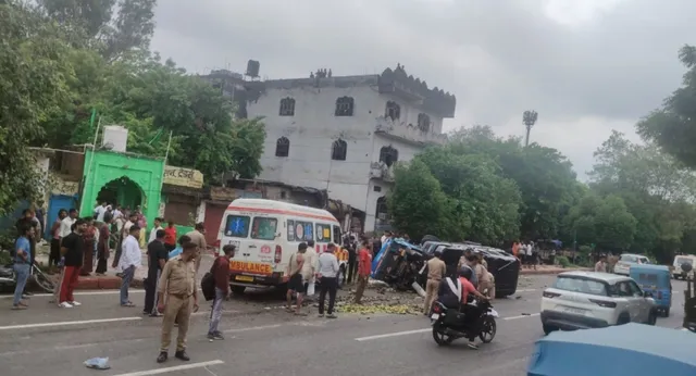 नोएडा में रॉन्ग साइड से आई स्कॉर्पियो बनी काल, भीषण हादसे में 2 की मौत