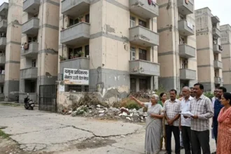 यीडा सेक्टर-22डी के फ्लैटों में मूलभूत सुविधाओं का संकट, खरीदारों का प्रदर्शन