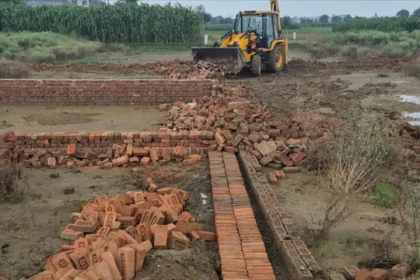 गाजियाबाद में GDA का बड़ा एक्शन, अवैध कॉलोनी की 6 हजार वर्गमीटर प्लॉटिंग पर चला बुलडोजर
