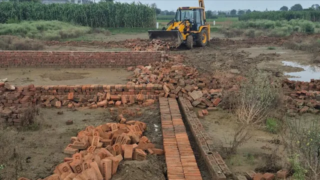 गाजियाबाद में GDA का बड़ा एक्शन, अवैध कॉलोनी की 6 हजार वर्गमीटर प्लॉटिंग पर चला बुलडोजर