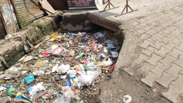 लोनी में नालों की सफाई पर फिर सवाल, कूड़े और अतिक्रमण से बढ़ी परेशानी