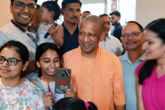 बहन से मिलने गाजियाबाद पहुंचे सीएम योगी, सोसायटीवासियों से भी की मुलाकात