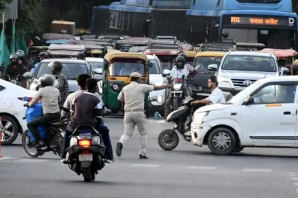 दिल्ली में ट्रैफिक नियम उल्लंघन पर सख्ती, गलत दिशा में चलाने पर 3.42 लाख चालान