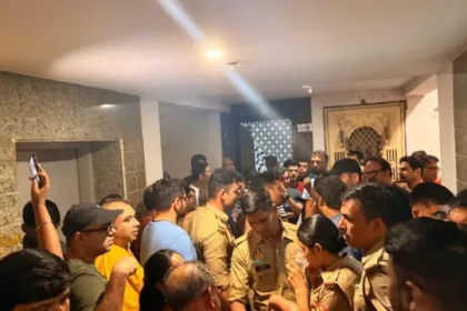 नोएडा की सोसायटी में पिटबुल को लेकर बवाल, निवासियों ने किया प्रदर्शन; पुलिस ने दिया हटाने का आश्वासन