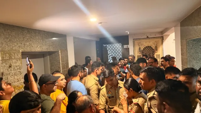 नोएडा की सोसायटी में पिटबुल को लेकर बवाल, निवासियों ने किया प्रदर्शन; पुलिस ने दिया हटाने का आश्वासन