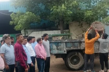 ग्रेटर नोएडा के उद्योग विहार एक्सटेंशन में शुरू हुई डोर-टू-डोर कूड़ा उठाने की व्यवस्था