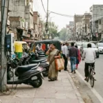 फुटपाथ पर ईवी चार्जिंग स्टेशन, दिल्ली में पैदल यात्रियों की राह हुई मुश्किल