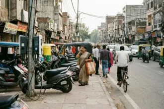 फुटपाथ पर ईवी चार्जिंग स्टेशन, दिल्ली में पैदल यात्रियों की राह हुई मुश्किल