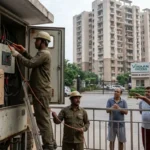 बकाया बिजली बिल जमा नहीं करने पर सोसाइटी का कनेक्शन काटा