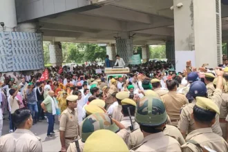 ग्रेटर नोएडा में किसान आंदोलन तेज, प्राधिकरण कार्यालय पर जुटे बड़ी संख्या में किसान