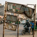 नोएडा में दिशा-निर्देश बोर्ड बदहाल, राहगीरों को नहीं मिल रही सही राह
