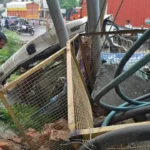 नींद की झपकी बनी काल: ग्रेटर नोएडा में बड़ा हादसा, सरिया से लदा ट्रक नाले में पलटा; चालक के आर-पार हुआ सरिया
