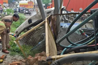 नींद की झपकी बनी काल: ग्रेटर नोएडा में बड़ा हादसा, सरिया से लदा ट्रक नाले में पलटा; चालक के आर-पार हुआ सरिया