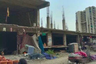 शाहबेरी हादसे के 8 साल बाद भी खतरा बरकरार, अधूरी कार्रवाई से झुकी खड़ी हैं जर्जर इमारतें