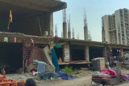 शाहबेरी हादसे के 8 साल बाद भी खतरा बरकरार, अधूरी कार्रवाई से झुकी खड़ी हैं जर्जर इमारतें