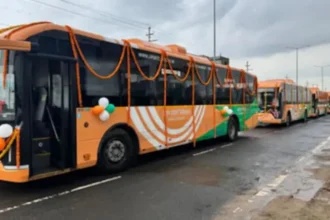 Noida Airport बस सेवा का नया टाइम-टेबल जारी, अब सीधे एयरपोर्ट तक चलेंगी डबल डेकर बसें