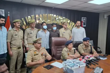 नोएडा में मेट्रो स्टेशनों पर मोबाइल चोरी करने वाले दो बदमाश गिरफ्तार, 49 फोन बरामद