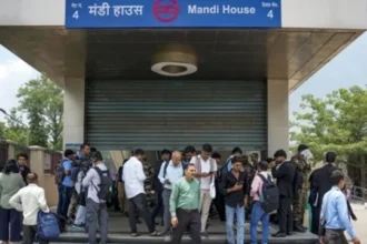 तीसरे दिन भी बंद रहे 17 मेट्रो स्टेशन, यात्रियों की बढ़ीं मुश्किलें