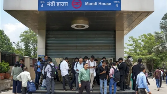 तीसरे दिन भी बंद रहे 17 मेट्रो स्टेशन, यात्रियों की बढ़ीं मुश्किलें