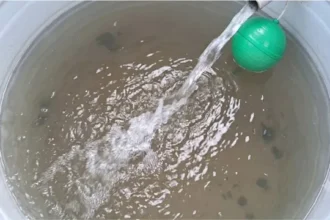 नोएडा सेक्टर-47 में पेयजल संकट गहराया, दो दिन से घरों में आ रहा मटमैला पानी