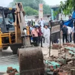 लोनी में अवैध मजार पर चला बुलडोजर, प्रशासन ने किया ध्वस्तीकरण