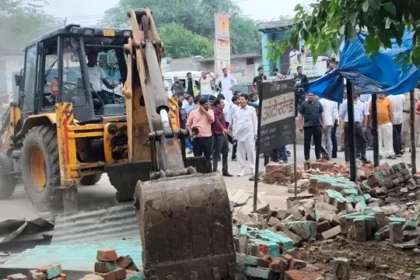 लोनी में अवैध मजार पर चला बुलडोजर, प्रशासन ने किया ध्वस्तीकरण