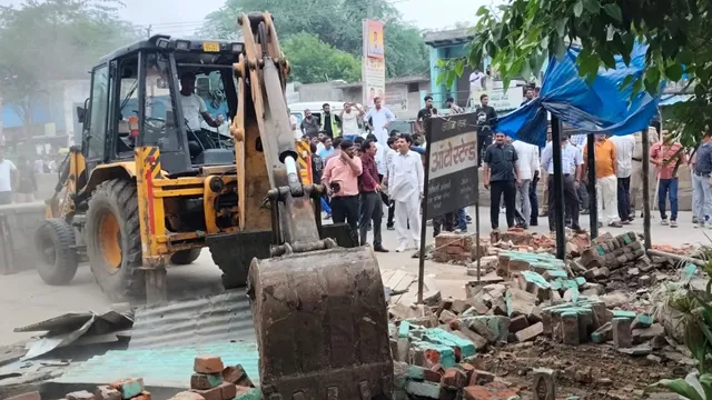 लोनी में अवैध मजार पर चला बुलडोजर, प्रशासन ने किया ध्वस्तीकरण