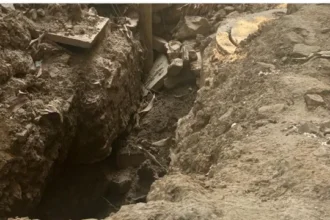 सफदरजंग एन्क्लेव में सीवर कार्य अधूरा, बैकलेन की खोदाई से लोग परेशान