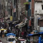 यमुनापार की सड़कों पर अतिक्रमण का कब्जा, फुटपाथ गायब और बढ़ा हादसों का खतरा