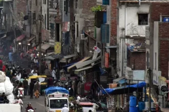 यमुनापार की सड़कों पर अतिक्रमण का कब्जा, फुटपाथ गायब और बढ़ा हादसों का खतरा