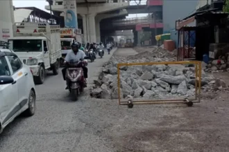 मोहननगर–अपरसरा बॉर्डर सड़क निर्माण से जाम, लोगों को भारी परेशानी