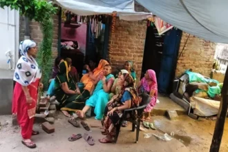 लोनी में भीषण सड़क हादसा, पिकअप की टक्कर से बुजुर्ग की मौत; दो चालक समेत कई घायल
