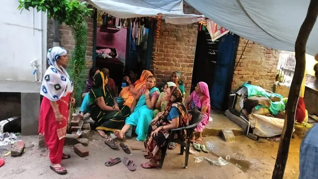 लोनी में भीषण सड़क हादसा, पिकअप की टक्कर से बुजुर्ग की मौत; दो चालक समेत कई घायल