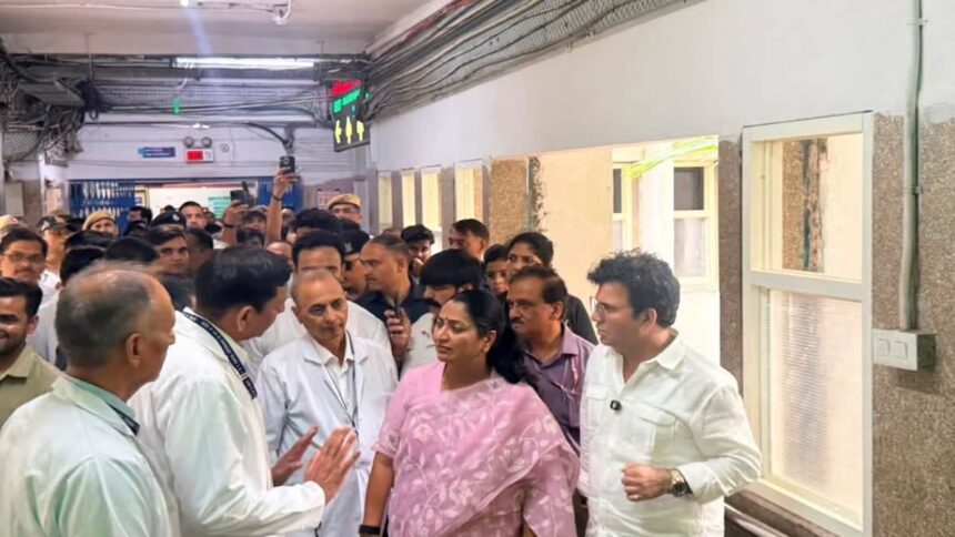 सीएम रेखा गुप्ता ने एलबीएस अस्पताल का किया औचक निरीक्षण, मरीजों से लिया स्वास्थ्य सेवाओं का फीडबैक