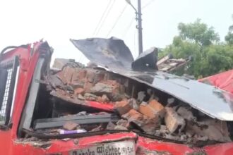 ग्रेटर नोएडा में ईकोटेक-3 की इलेक्ट्रॉनिक चिप कंपनी में लगी आग, दीवार गिरने से 2 फायरकर्मियों की मौत; 3 घायल