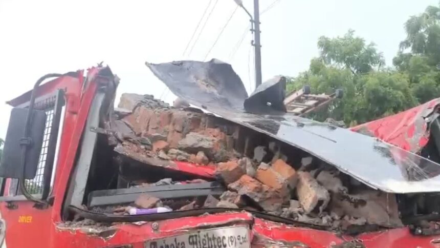 ग्रेटर नोएडा में ईकोटेक-3 की इलेक्ट्रॉनिक चिप कंपनी में लगी आग, दीवार गिरने से 2 फायरकर्मियों की मौत; 3 घायल