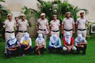 दिल्ली पुलिस की बड़ी कार्रवाई: इंदौर में चल रहे साइबर ठगी के कॉल सेंटर पर छापा, 1400 डेटा शीट बरामद