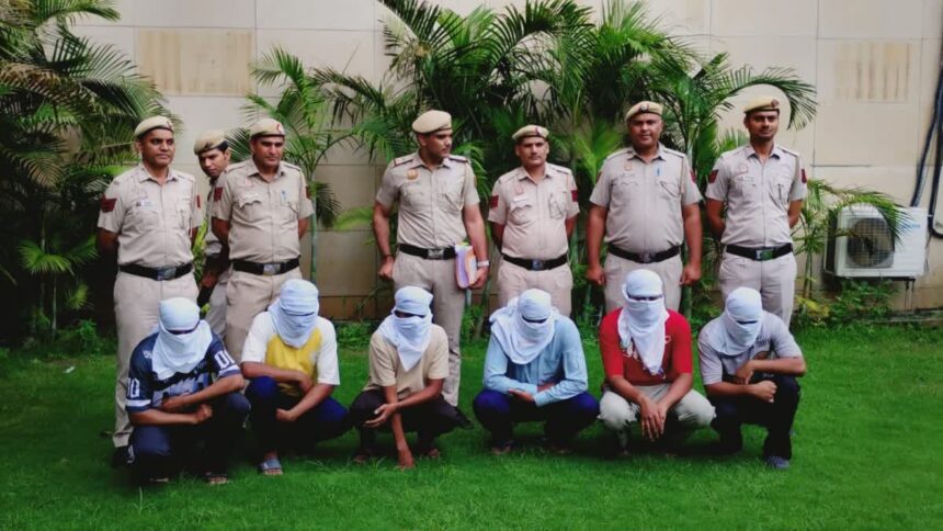 दिल्ली पुलिस की बड़ी कार्रवाई: इंदौर में चल रहे साइबर ठगी के कॉल सेंटर पर छापा, 1400 डेटा शीट बरामद