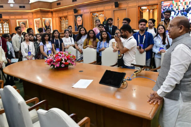 दिल्ली विधानसभा पहुंचे BRICS युवा प्रतिनिधि और छात्र संसद के विद्यार्थी, जानी विधायी प्रक्रिया