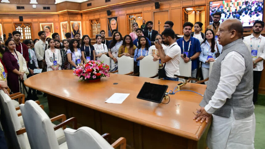दिल्ली विधानसभा पहुंचे BRICS युवा प्रतिनिधि और छात्र संसद के विद्यार्थी, जानी विधायी प्रक्रिया