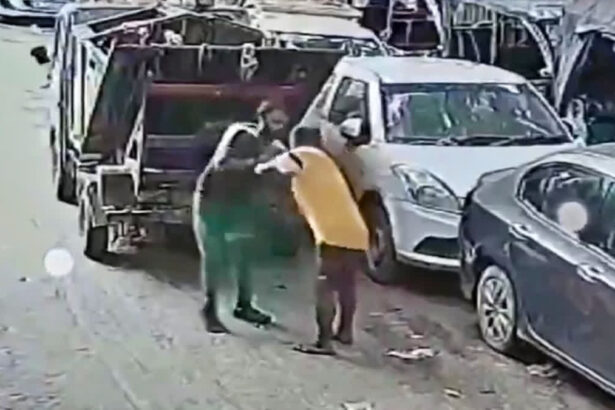 ड्यूटी पर तैनात MCD सफाईकर्मी की चाकू से हत्या, गुस्साए कर्मचारियों ने LBS अस्पताल घेरा