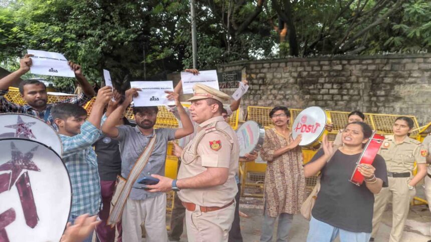 IIT दिल्ली छात्र की मौत पर प्रदर्शन, JNUSU-AISA ने स्वतंत्र जांच की उठाई मांग