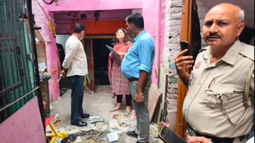 दिल्ली के झिलमिल कैंप में सिलिंडर ब्लास्ट, पति-पत्नी झुलसे; दो बच्चे भी अस्पताल में भर्ती