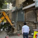 सदर बाजार में अतिक्रमण पर चला MCD का बुलडोजर, 20 दुकानों के आगे से अवैध निर्माण हटाए