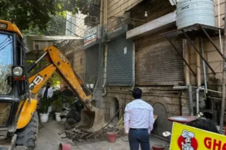 सदर बाजार में अतिक्रमण पर चला MCD का बुलडोजर, 20 दुकानों के आगे से अवैध निर्माण हटाए