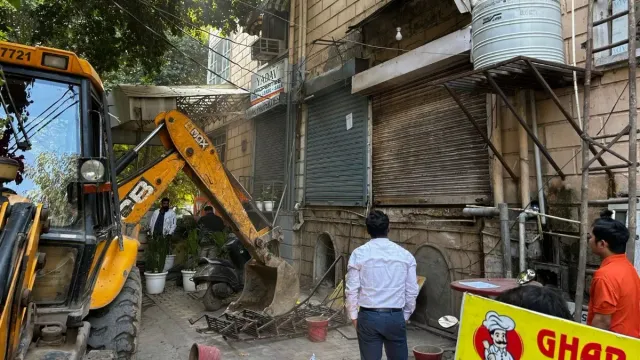 सदर बाजार में अतिक्रमण पर चला MCD का बुलडोजर, 20 दुकानों के आगे से अवैध निर्माण हटाए