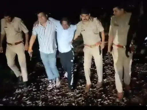 ग्रेटर नोएडा में मुठभेड़ में दो बदमाश गिरफ्तार: बाइक से जा रहे थे, पुलिस के रोकने पर फायरिंग की, जवाबी कार्रवाई में पैर में लगी गोली