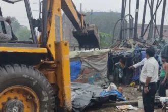 गाजियाबाद के औद्योगिक क्षेत्रों में चला बुलडोजर, 1000 से अधिक अवैध खोखे-झुग्गियां हटाईं